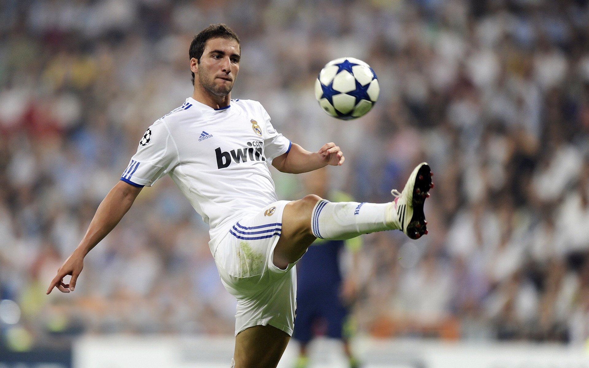 美国队中场贝尔特拉在巴黎奥运会上展现出强大的进攻组织能力,贝尔特拉梅